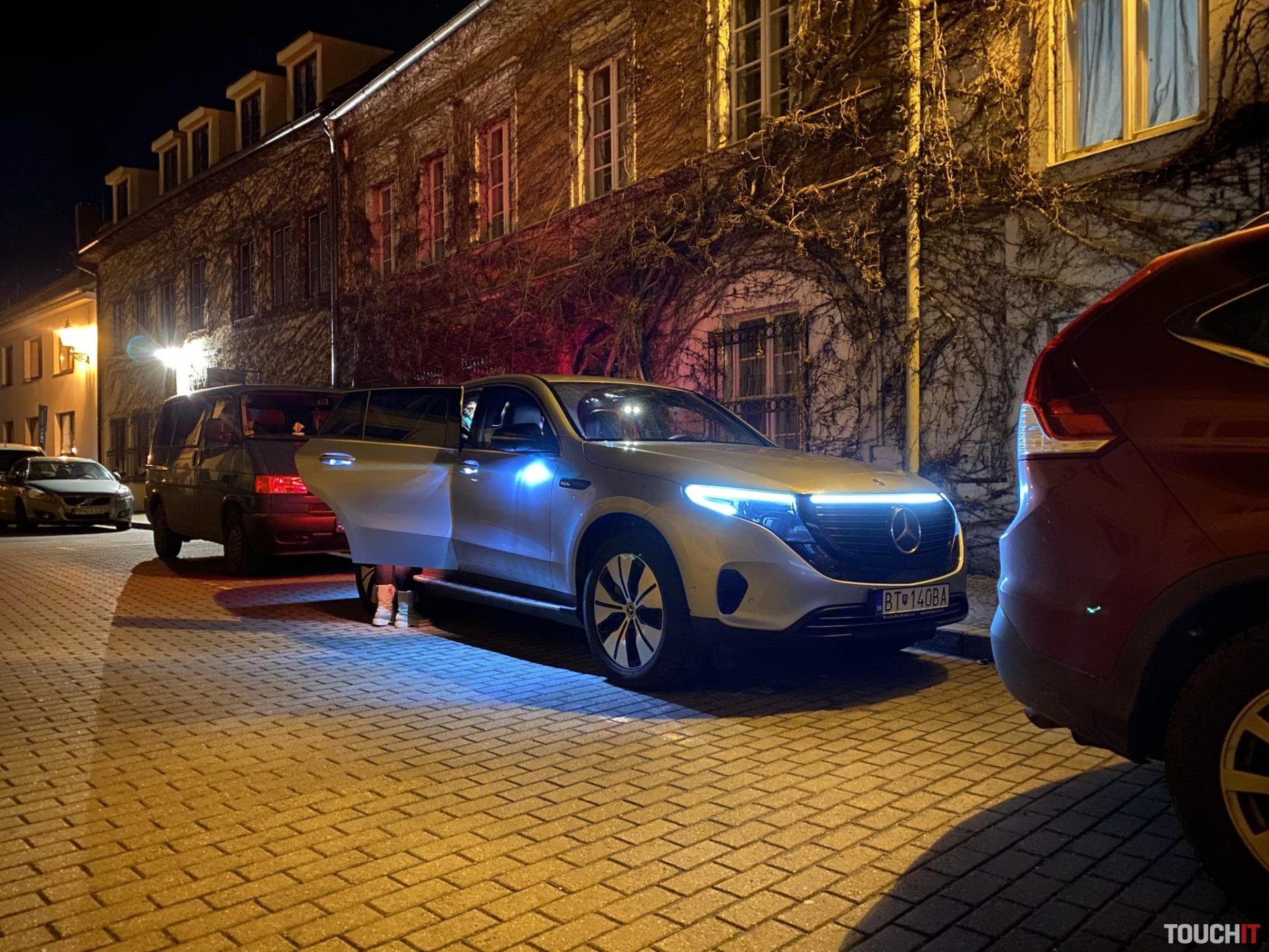 Dve pätiny Európanov zvažujú kúpu elektromobilu: Ako si ho správne vybrať a kde nabíjať?