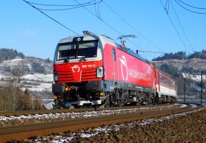 Medzi Bratislavou a Košicami ťahajú vlaky aj moderné lokomotívy Siemens Vectron. Foto Martin Grendel