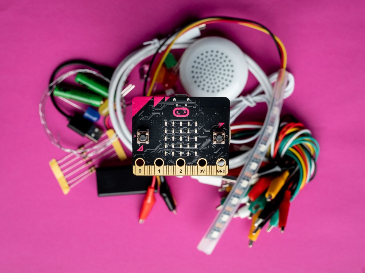 107 škôl z celého Slovenska bude od nového školského roka vyučovať hodiny informatiky po novom, získali grant na podporu digitálneho vzdelávania