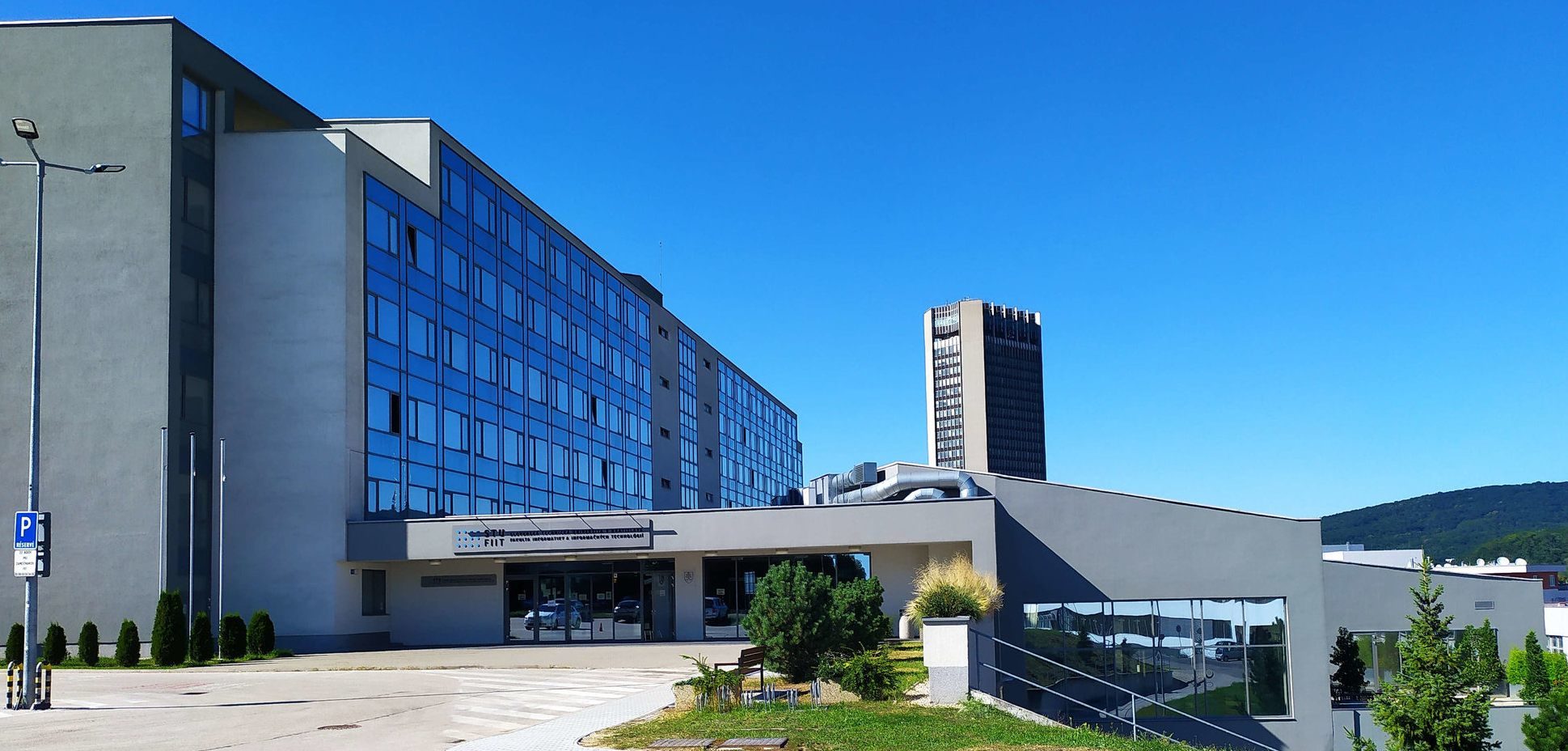 Fakulta informatiky a informačných technológií STU v Bratislave a Fintech & Insurtech Asociácia Slovenska podpísali spoločné memorandum