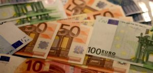 Dve tretiny ľudí si berú spotrebiteľský úver online, v kamenných prevádzkach si ale požičiavajú vyššie sumy