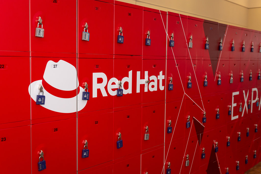 Nová Red Hat AI 3 prináša distribuované odvodzovanie AI do produkčných úloh