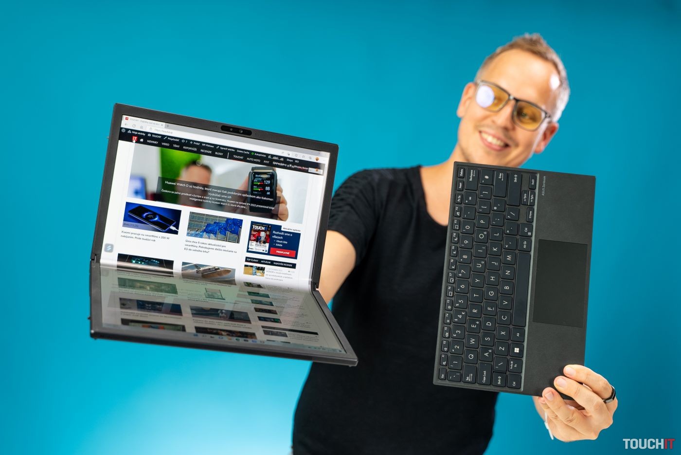 ASUS Zenbook 17 Fold OLED je jedným z najlepších vynálezov roka 2022 podľa magazínu TIME
