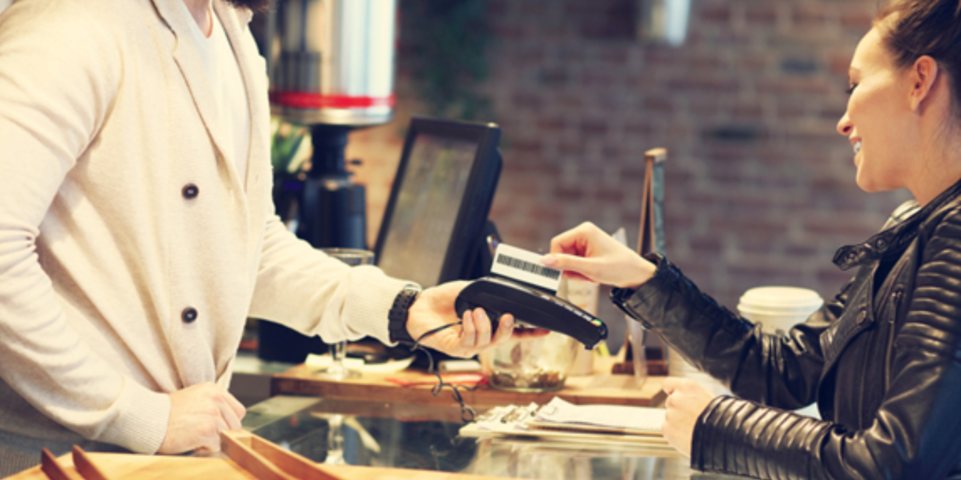 Platiť mobilom baví Slovákov stále viac. Tretina z nich už chodí von bez peňaženky