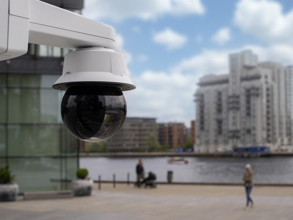 Nová PTZ kamera Axis ponúka vynikajúcu citlivosť na svetlo a najrýchlejší zoom na trhu