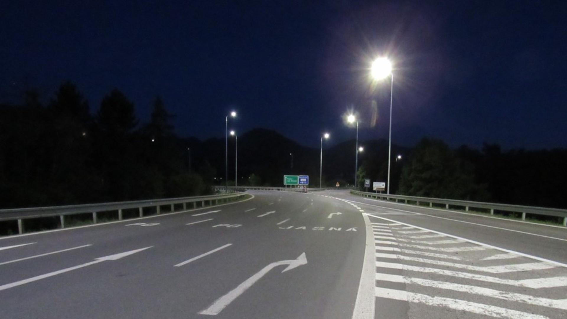 Diaľničná križovatka v Liptovskom Mikuláši dostala nové osvetlenie