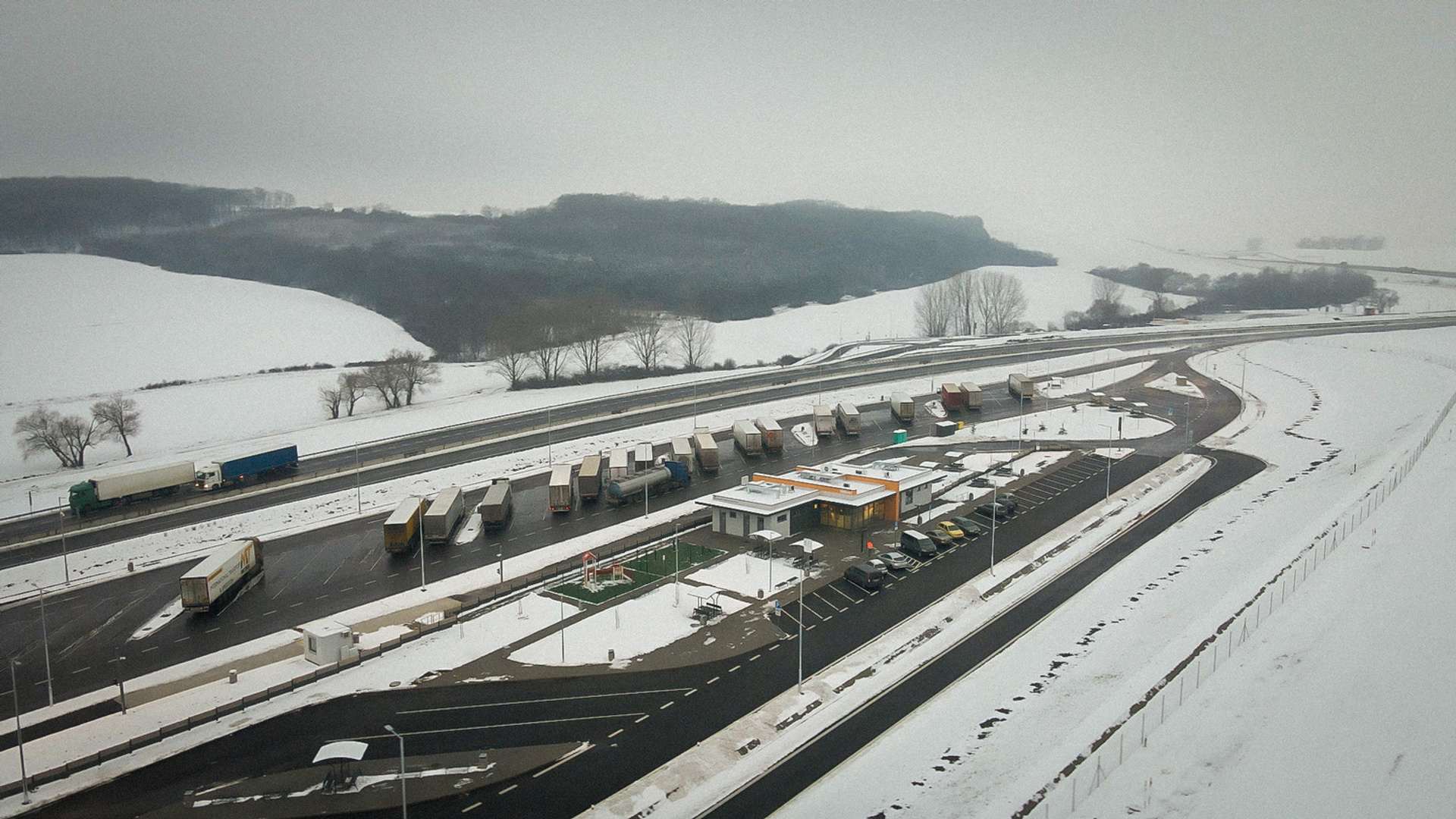 Na diaľničnom vstupe z Maďarska sa predalo už 2500 známok