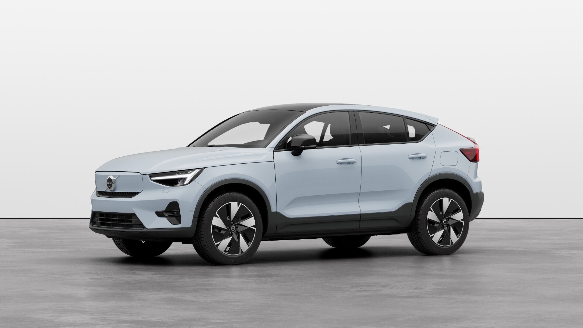 Pohon zadných kolies, dlhší dojazd a rýchlejšie nabíjanie plne elektrických modelov Volvo C40 a XC40