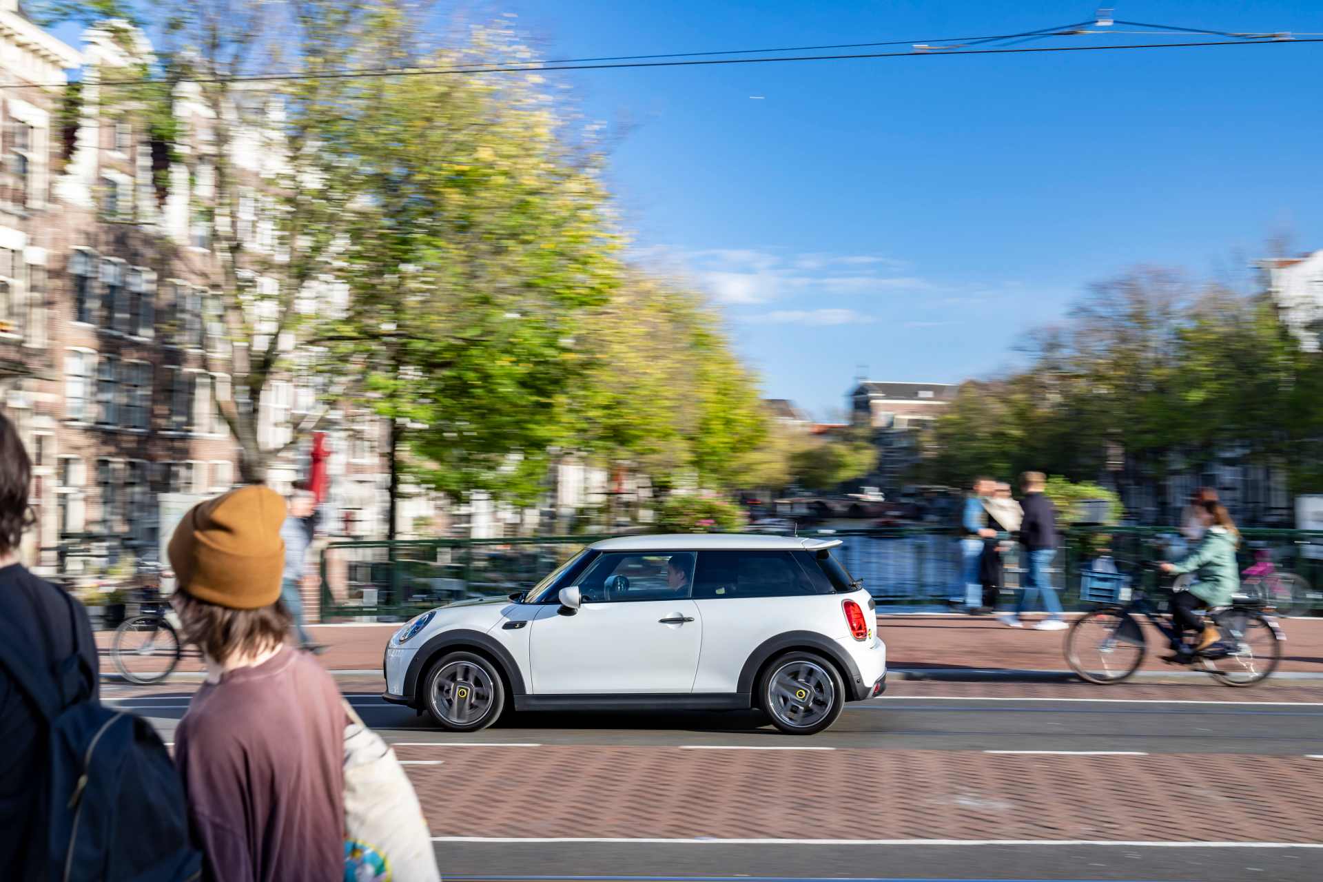 Elektrifikované modely MINI zaznamenali najväčší nárast od svojho uvedenia na trh