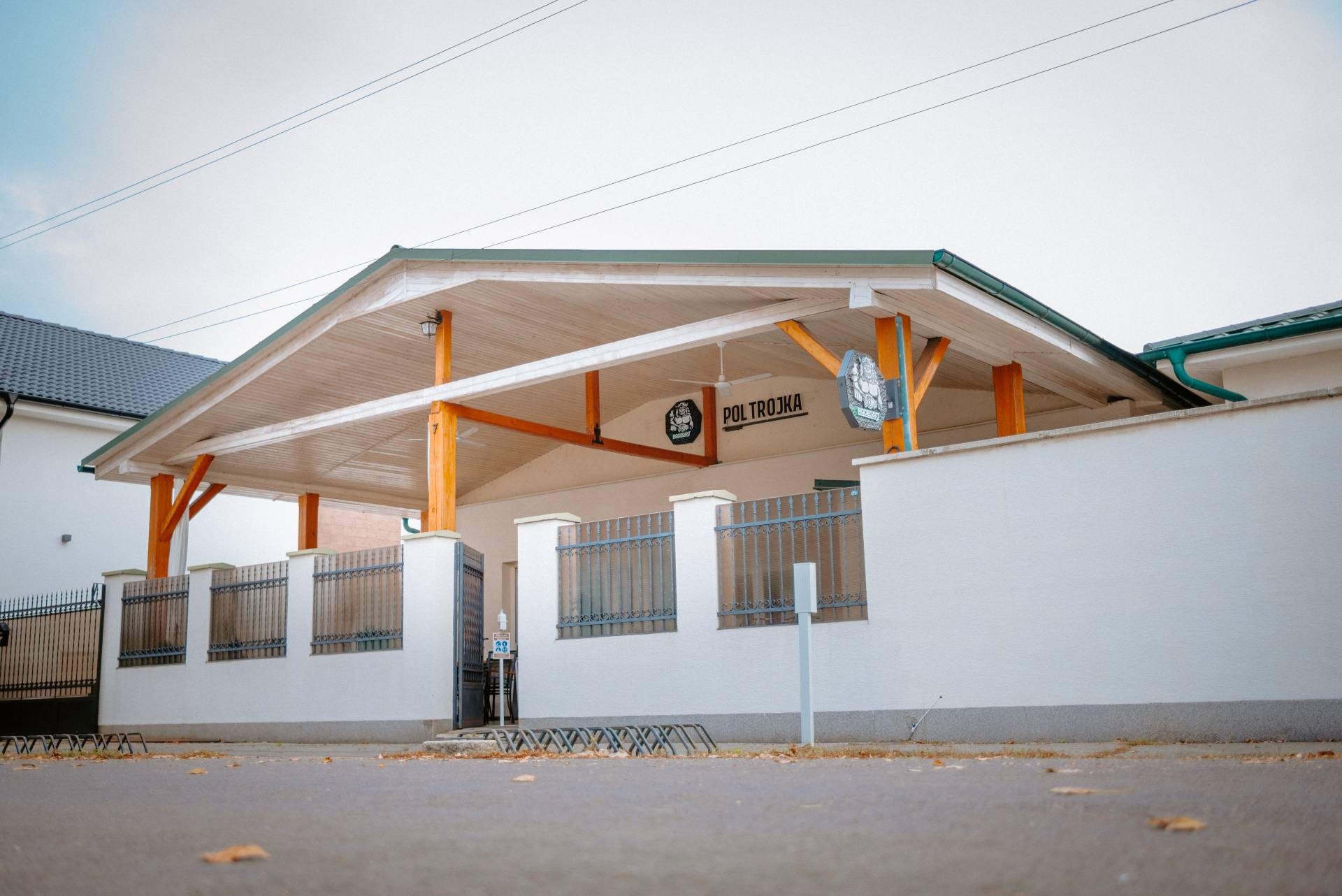 Menej pútačov i svetiel na prevádzkach. Prazdroj bojuje proti vizuálnemu smogu