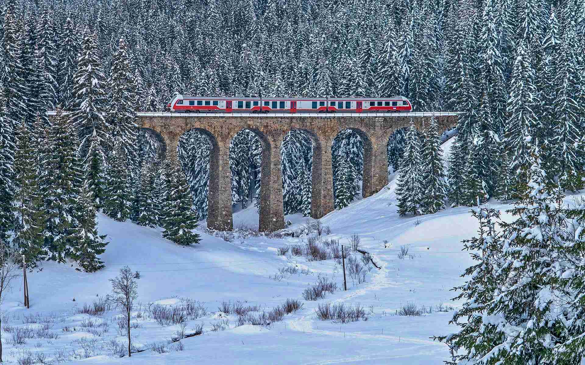 Vlakom sa priamo na lyžiarsku zjazdovku môžete dostať bezpečne a ekologicky