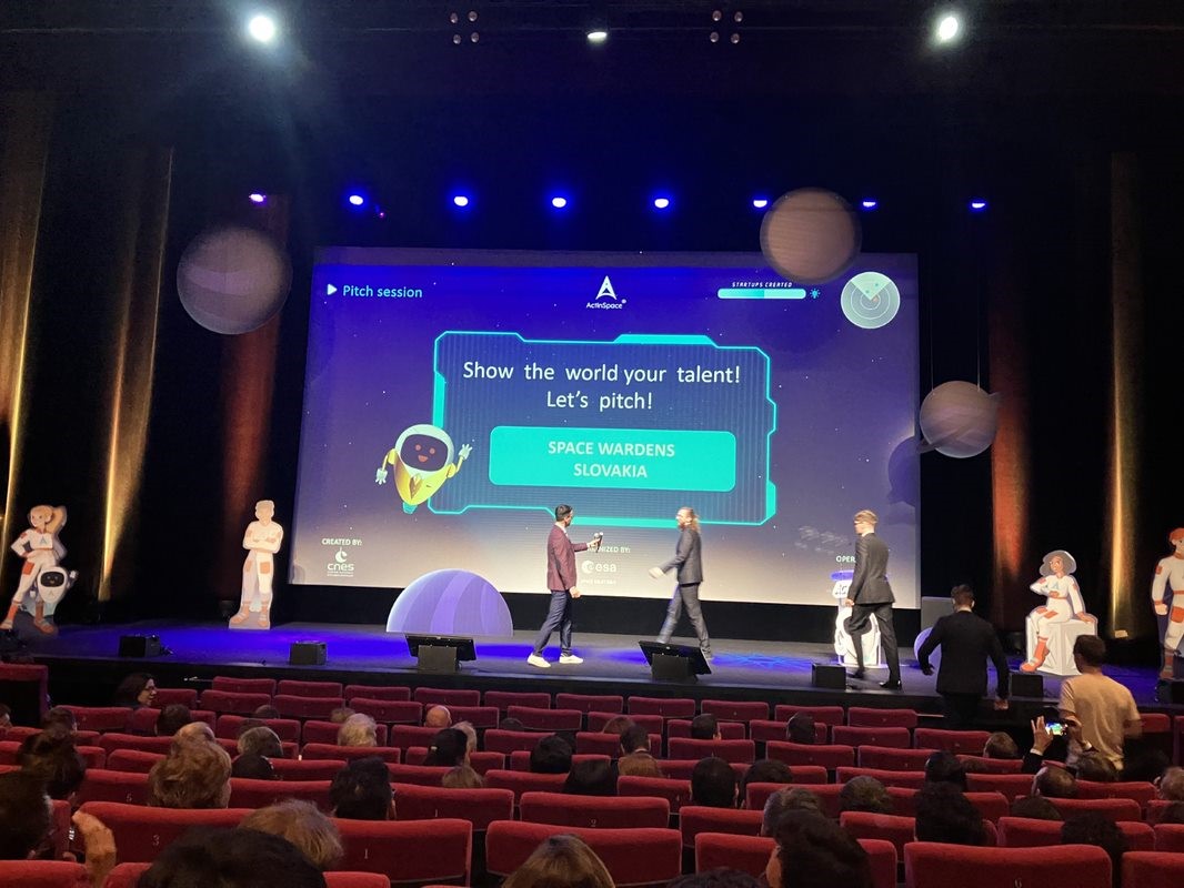 Vo vesmíre už nemusí dochádzať ku kolíziám satelitov. Vďaka trom developerom z Košíc