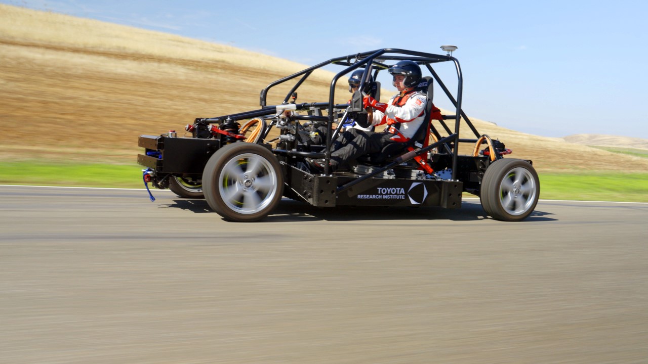 Toyota Human Interactive Driving – virtuálny jazdec, ktorý dáva pozor na bezpečnosť jazdy