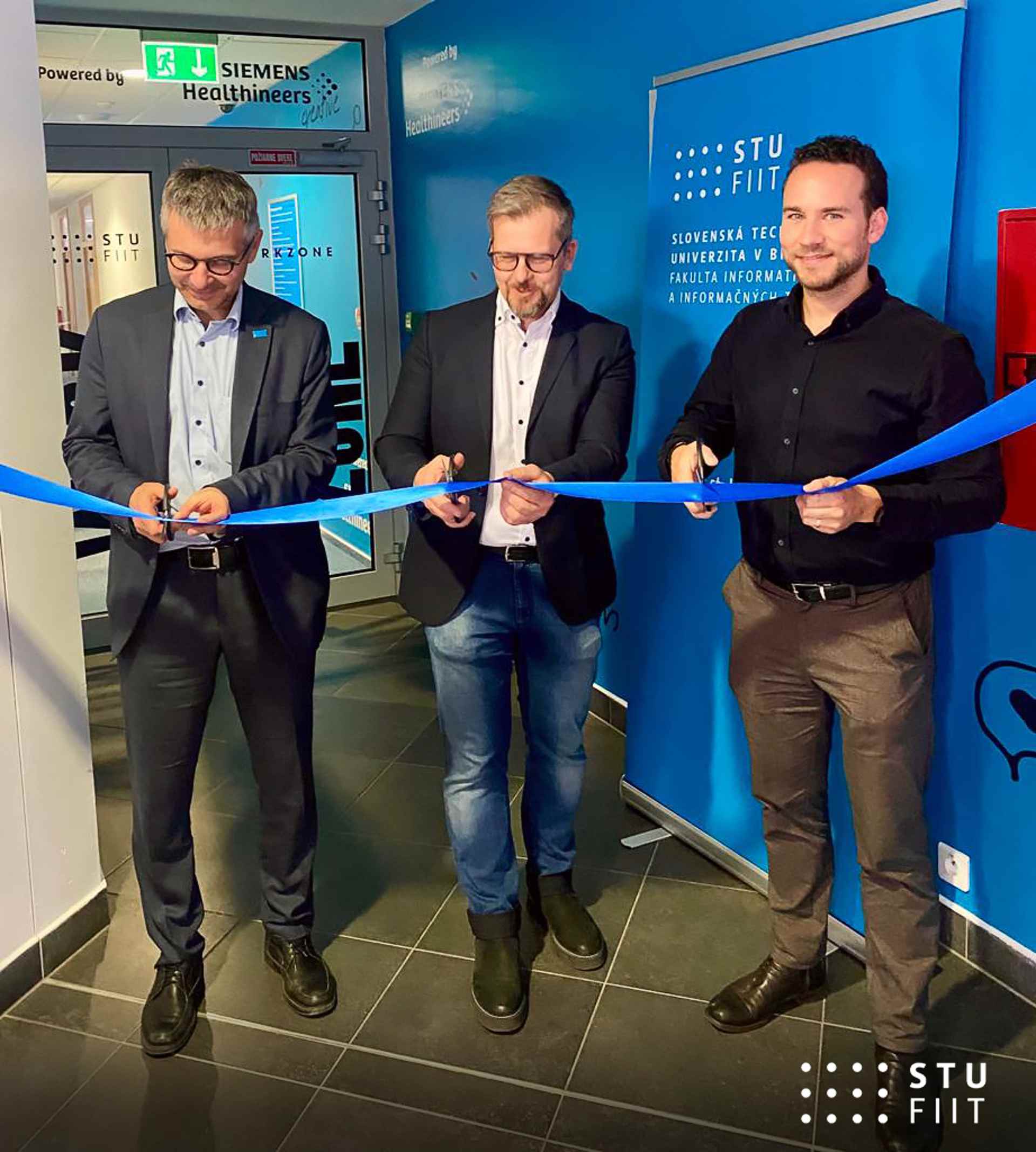 FIIT WorkZone je inšpiratívnym priestorom pre študentov, kde môžu spolu oddychovať alebo nahrávať vlastné podcasty