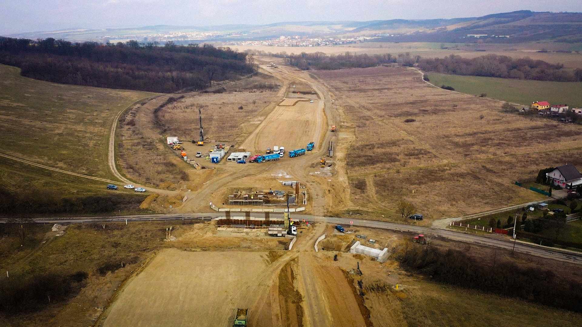 Stavba košickej rýchlocesty napreduje: budujú sa násypy, betónujú piliere
