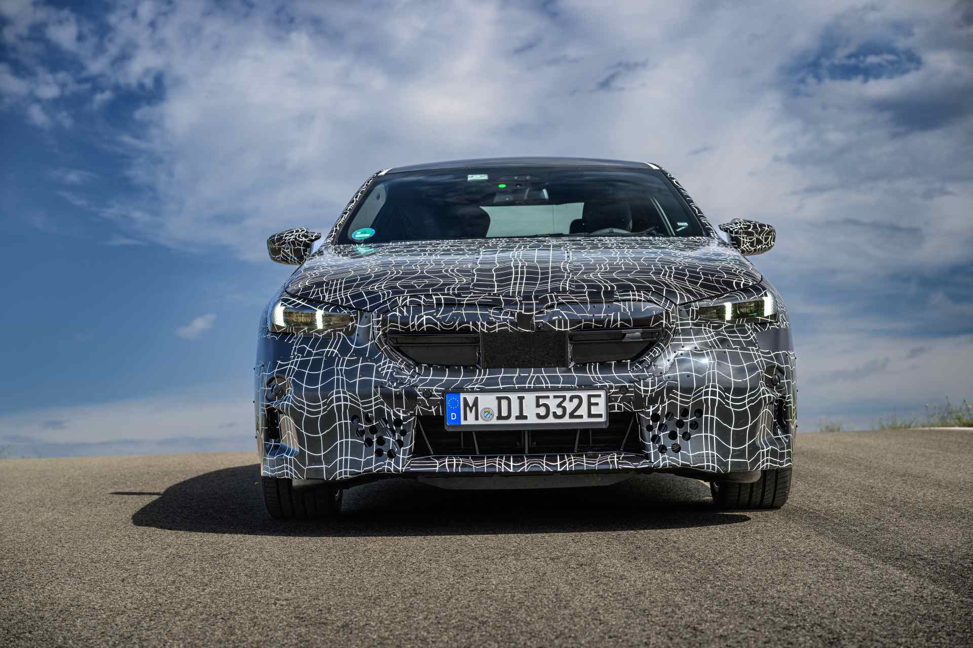 Inteligentná technológia ako základ nového zážitku z jazdy: BMW i5 počas letných dynamických testov