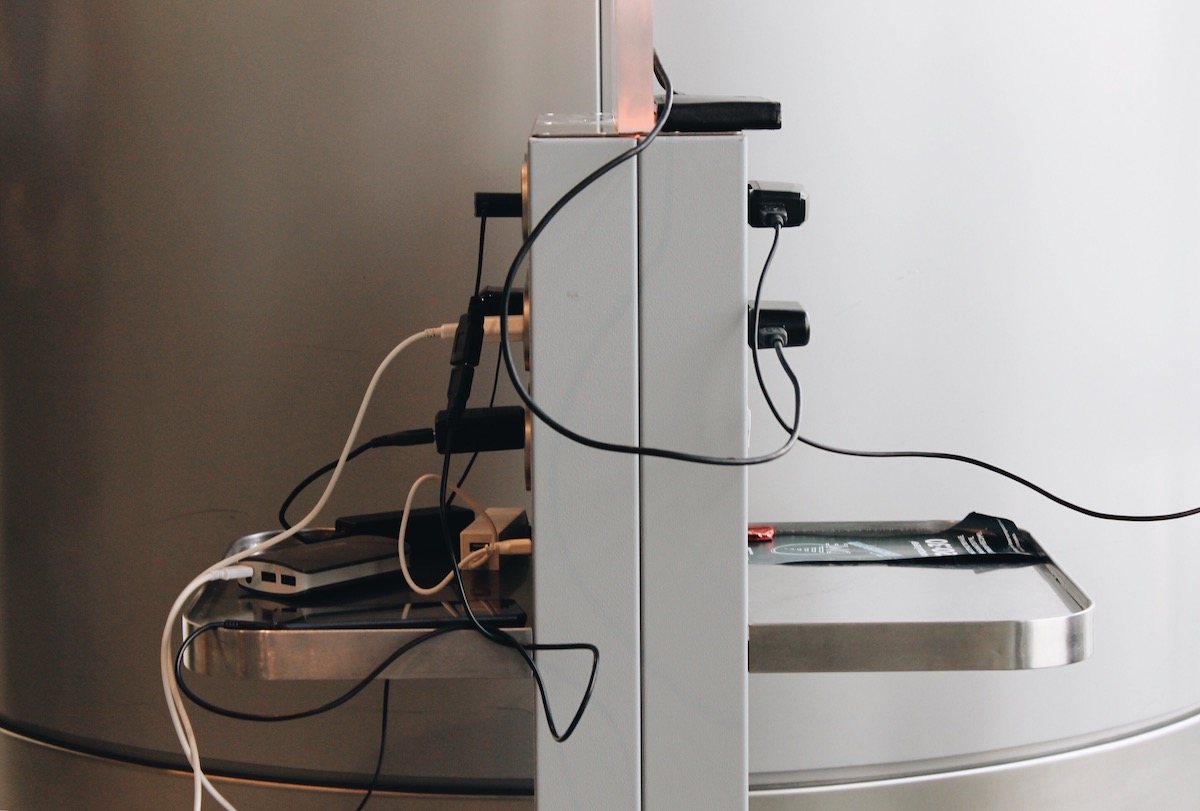 Aplikácie a výhody zdrojov striedavého jednosmerného prúdu