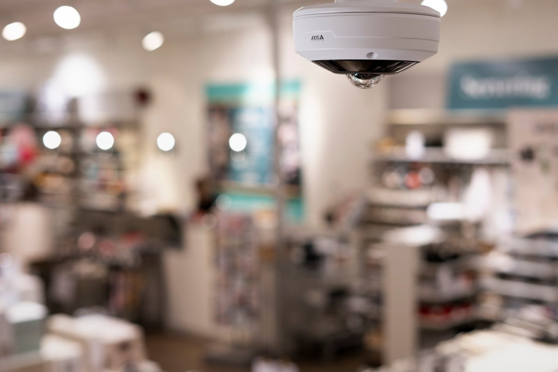 Vynikajúci obraz a 360° prehľad. Nové diskrétne mini kopulovité kamery Axis zvládnu pokročilú video analytiku i virtuálne PTZ