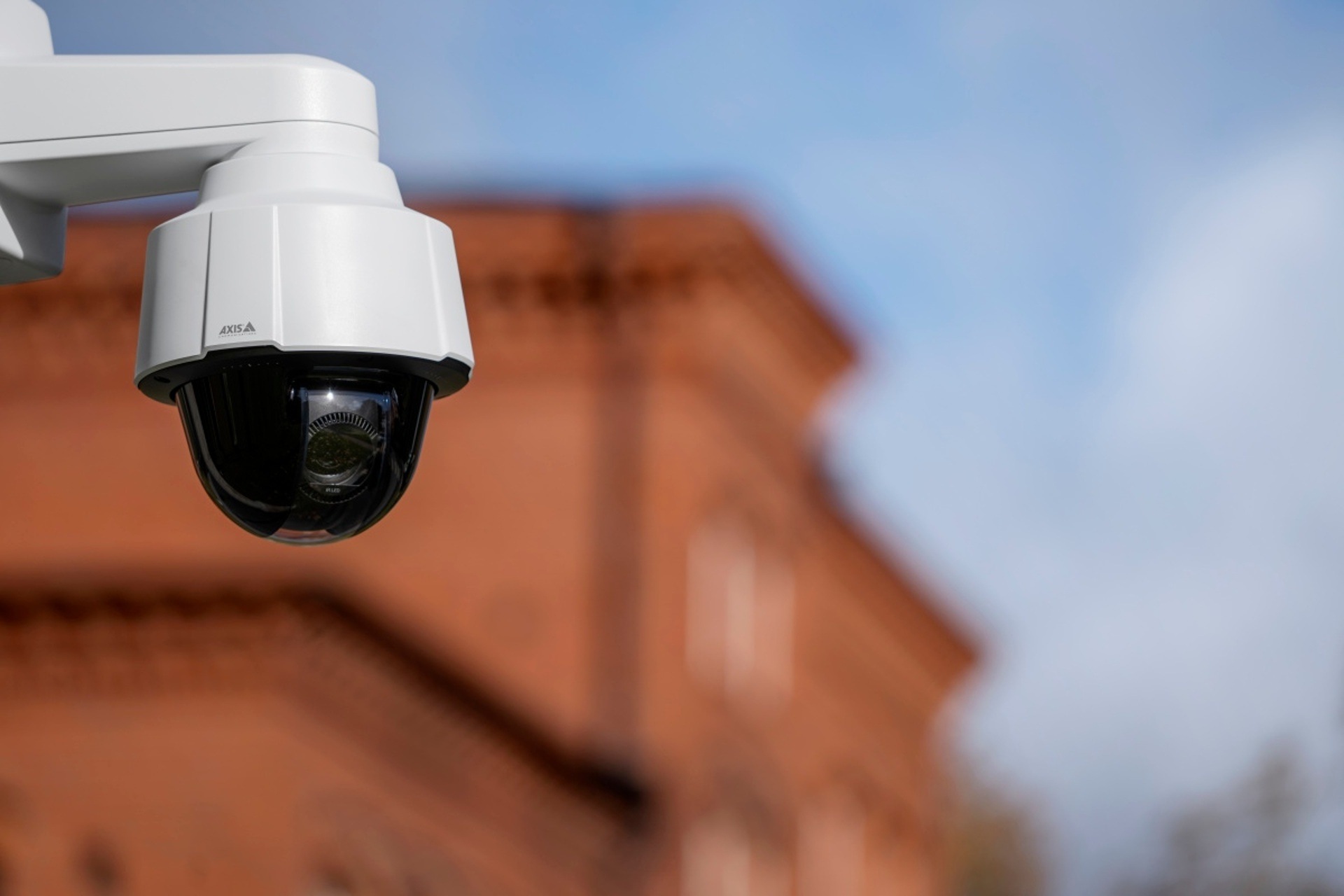 Výkon a pokročilé funkcie za rozumnú cenu: nová PTZ kamera Axis posúva štandard video dohľadu
