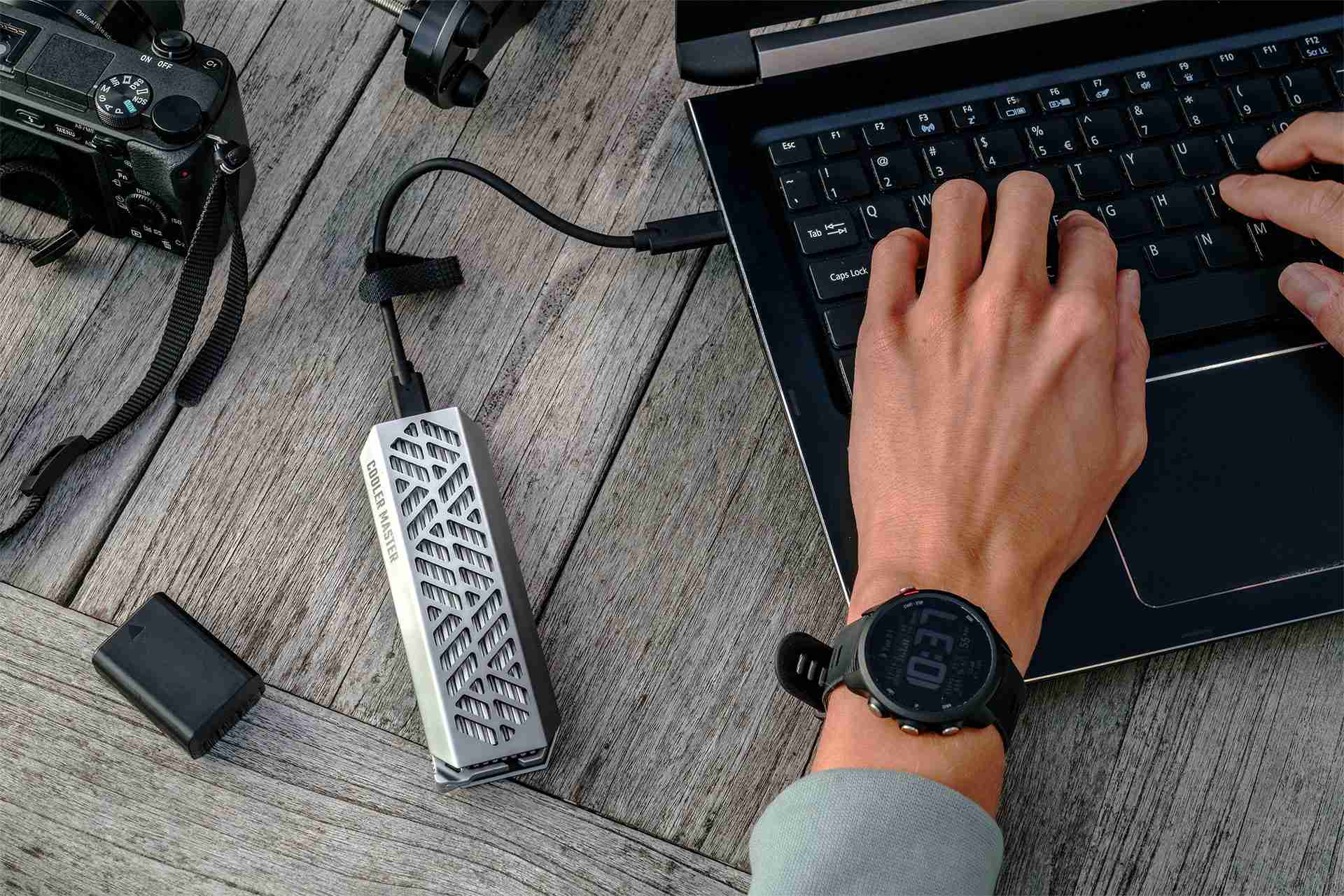 Cooler Master Oracle Air je moderné puzdro pre M.2 SSD úložisko