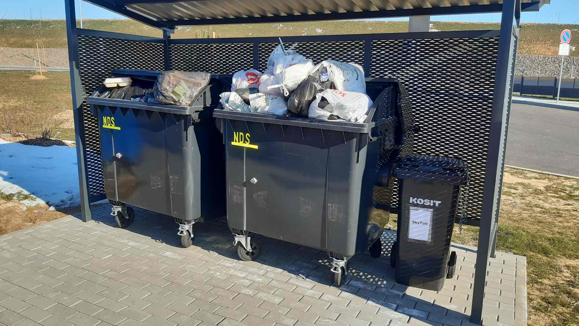 Nadrozmerný odpad na diaľničné odpočívadlo nepatrí