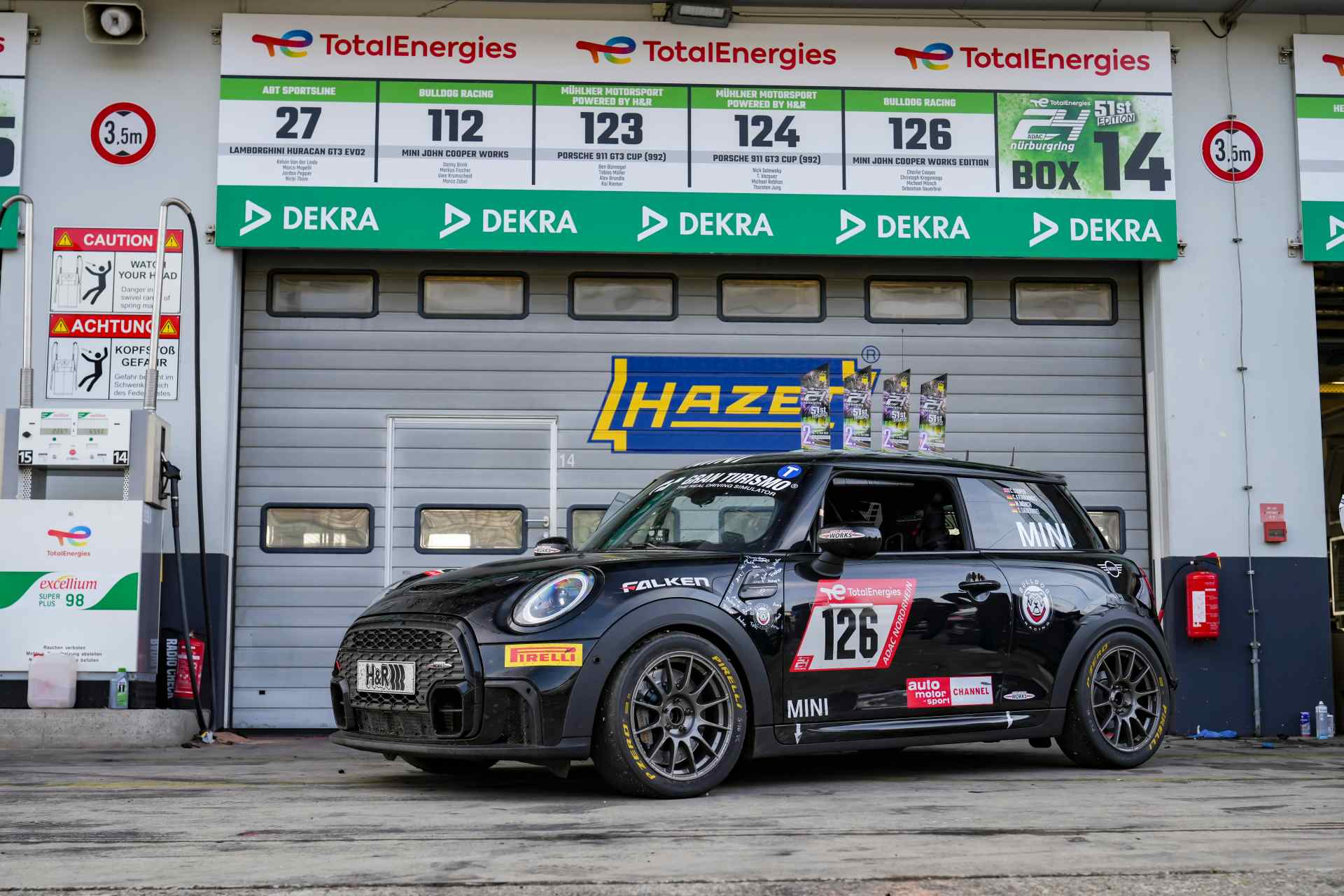 24-hodinové preteky na Nürburgringu: MINI John Cooper Works 1to6 Edition tímu Bulldog Racing Team so 6-stupňovou manuálnou prevodovkou dosiahlo na pódium