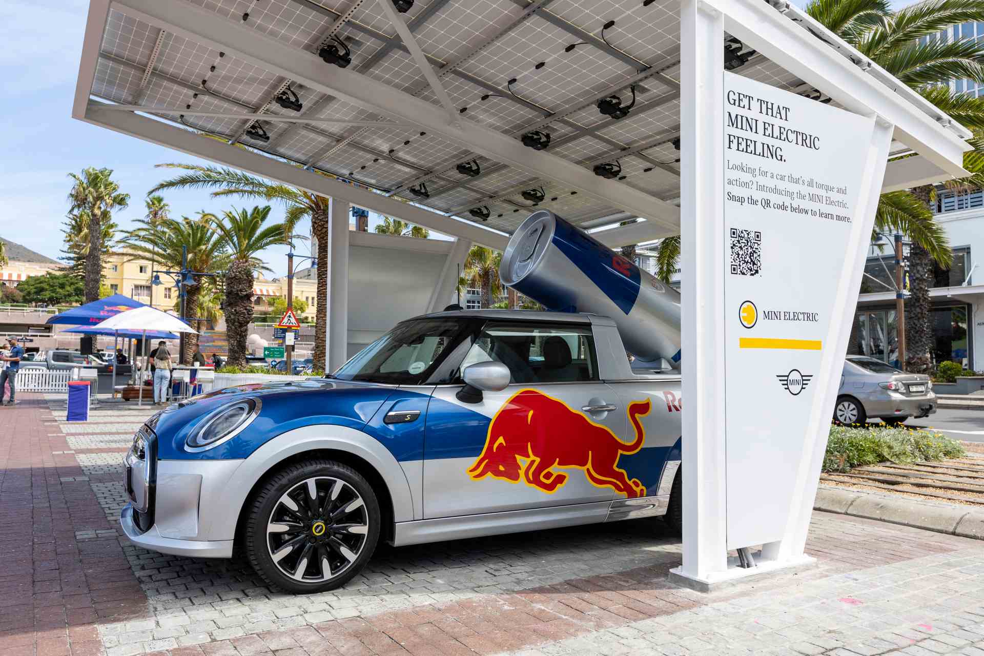 MINI a Red Bull vybudovali prvú solárnu nabíjaciu stanicu
