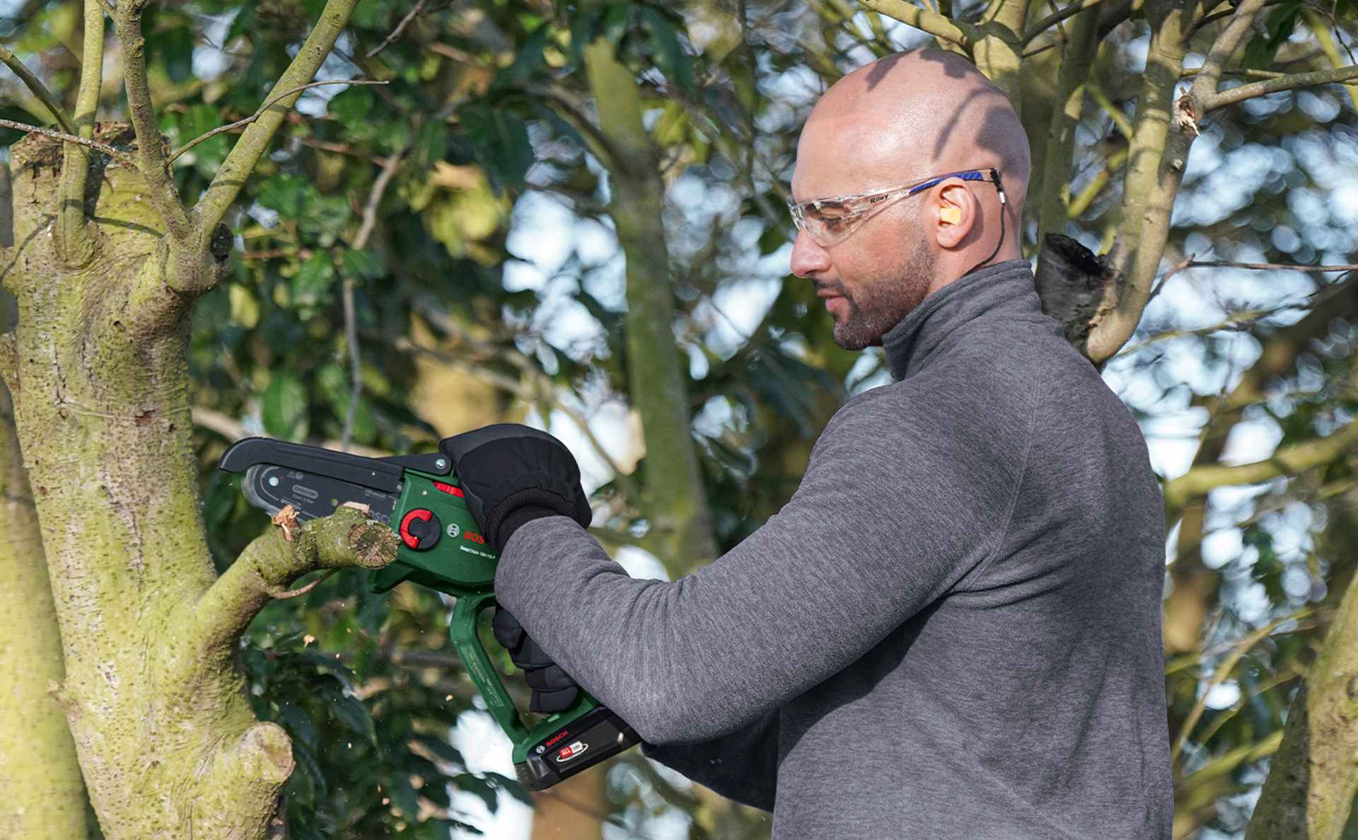 Prírastok systému „18V Power for All“: Kompaktná akumulátorová prerezávacia píla Bosch