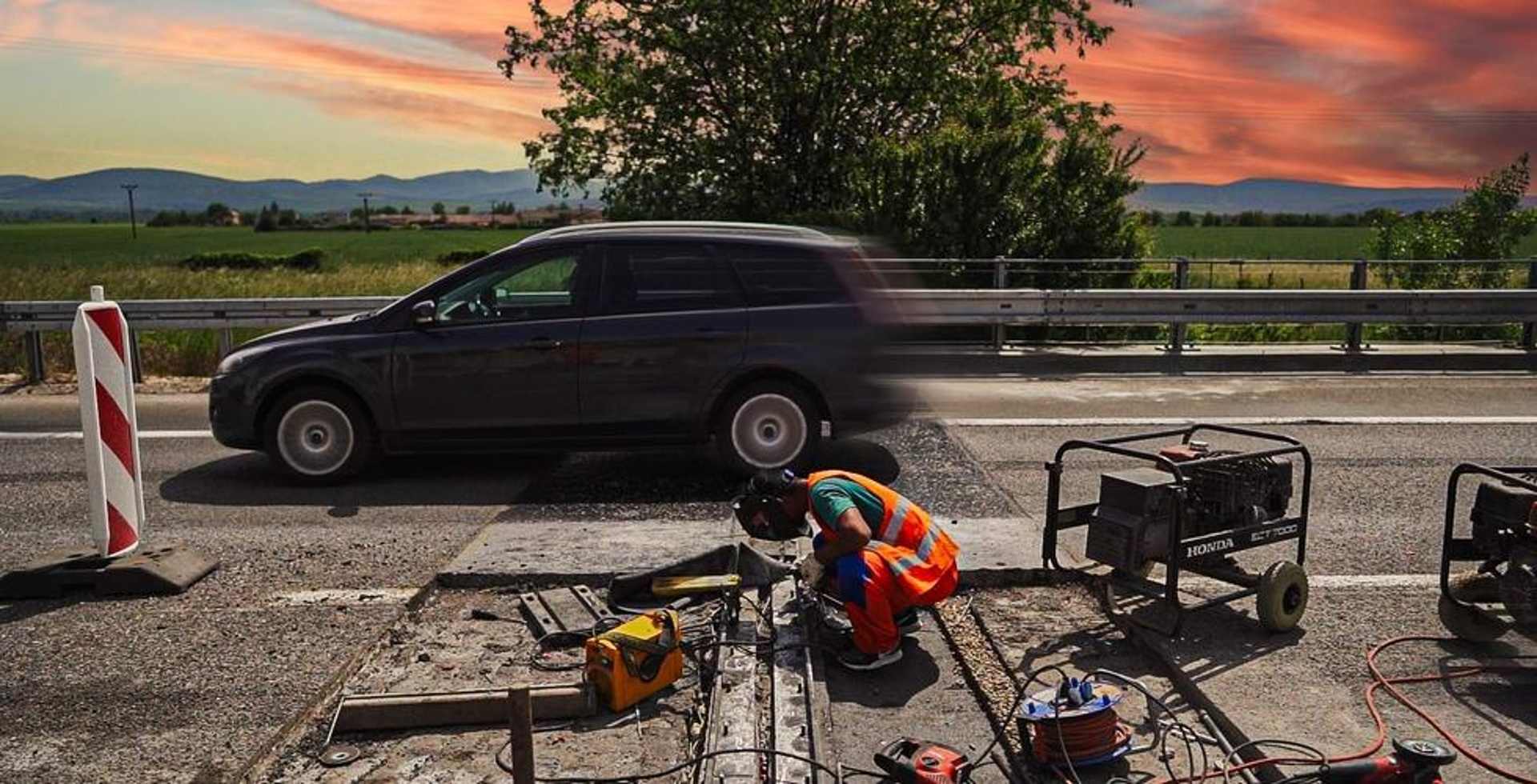 Motoristi jazdia rizikovo, cestári sa boja o životy