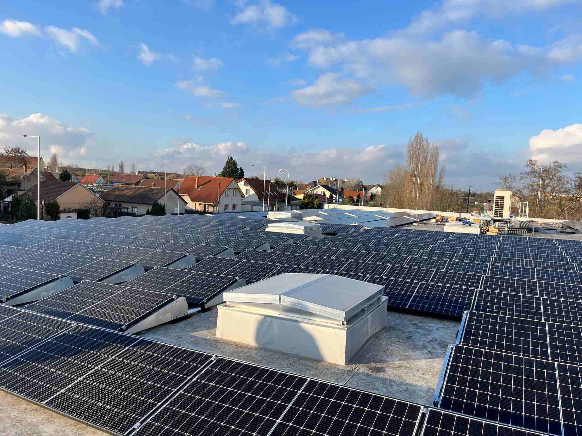 BILLA už začala s inštaláciou fotovoltických panelov na logistickom centre v Seredi