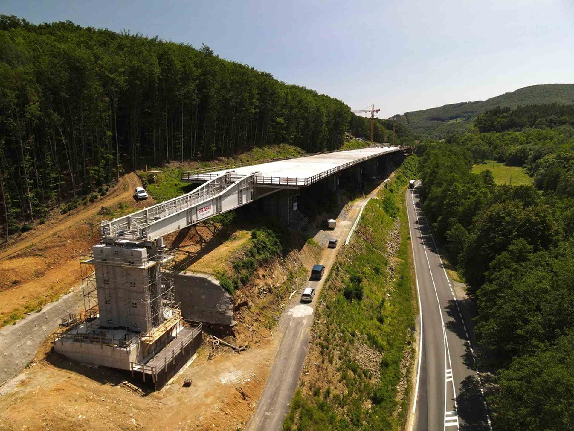 Krivánske žeriavy pokračujú v stavaní najdlhšej estakády. Vysúva sa 11. segment