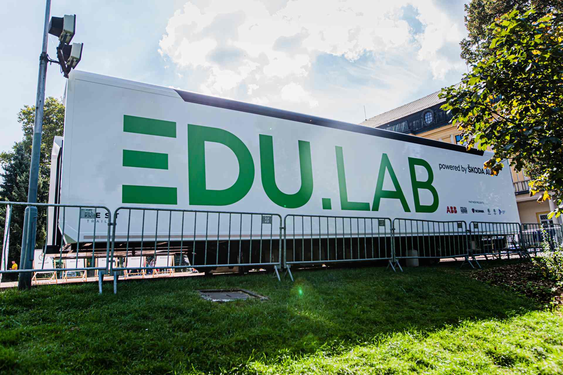 Mobilné laboratórium Škoda EDU.Lab žiakom opäť predstavuje najmodernejšie technológie