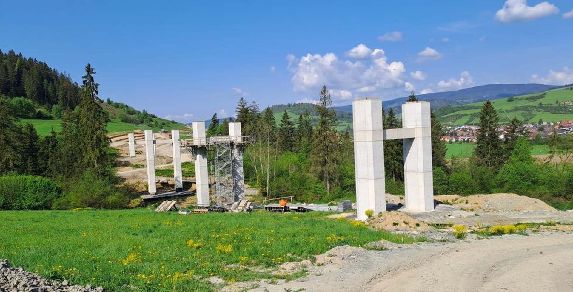 Na stavbe obchvatu Tvrdošína začína NDS s odstreľovaním horniny