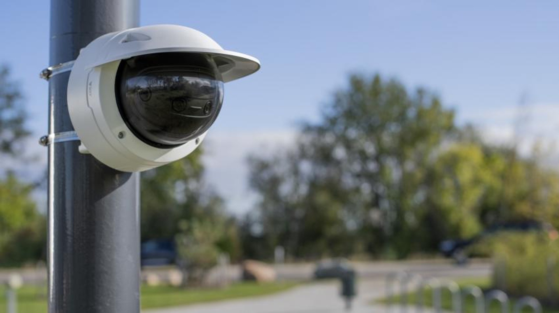 Multisenzorová kamera Axis poskytuje 180° pokrytie bez slepých miest