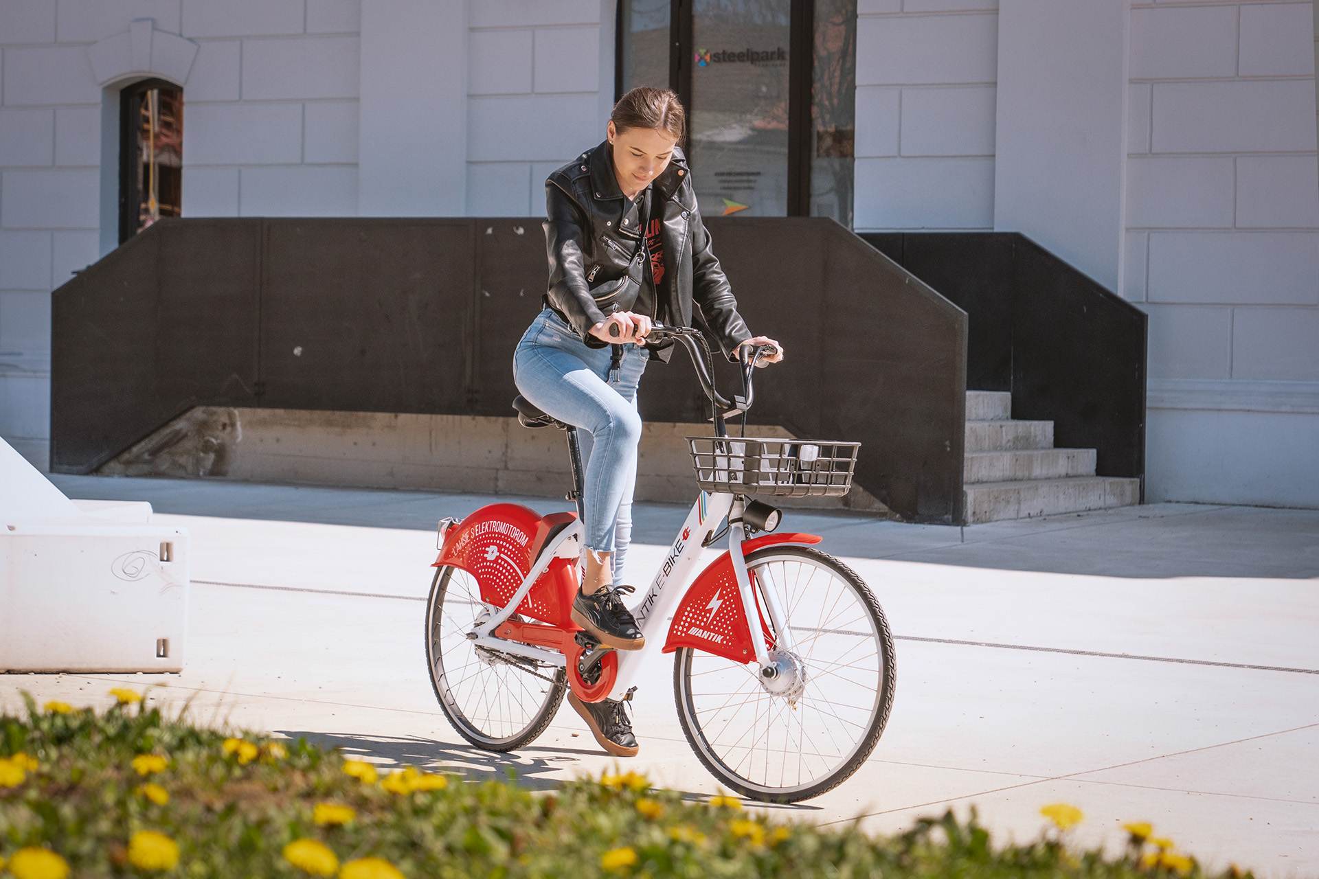 Antik vytvoril nový odmeňovací program pre zdieľané služby a s políciou prináša bič na vandalov