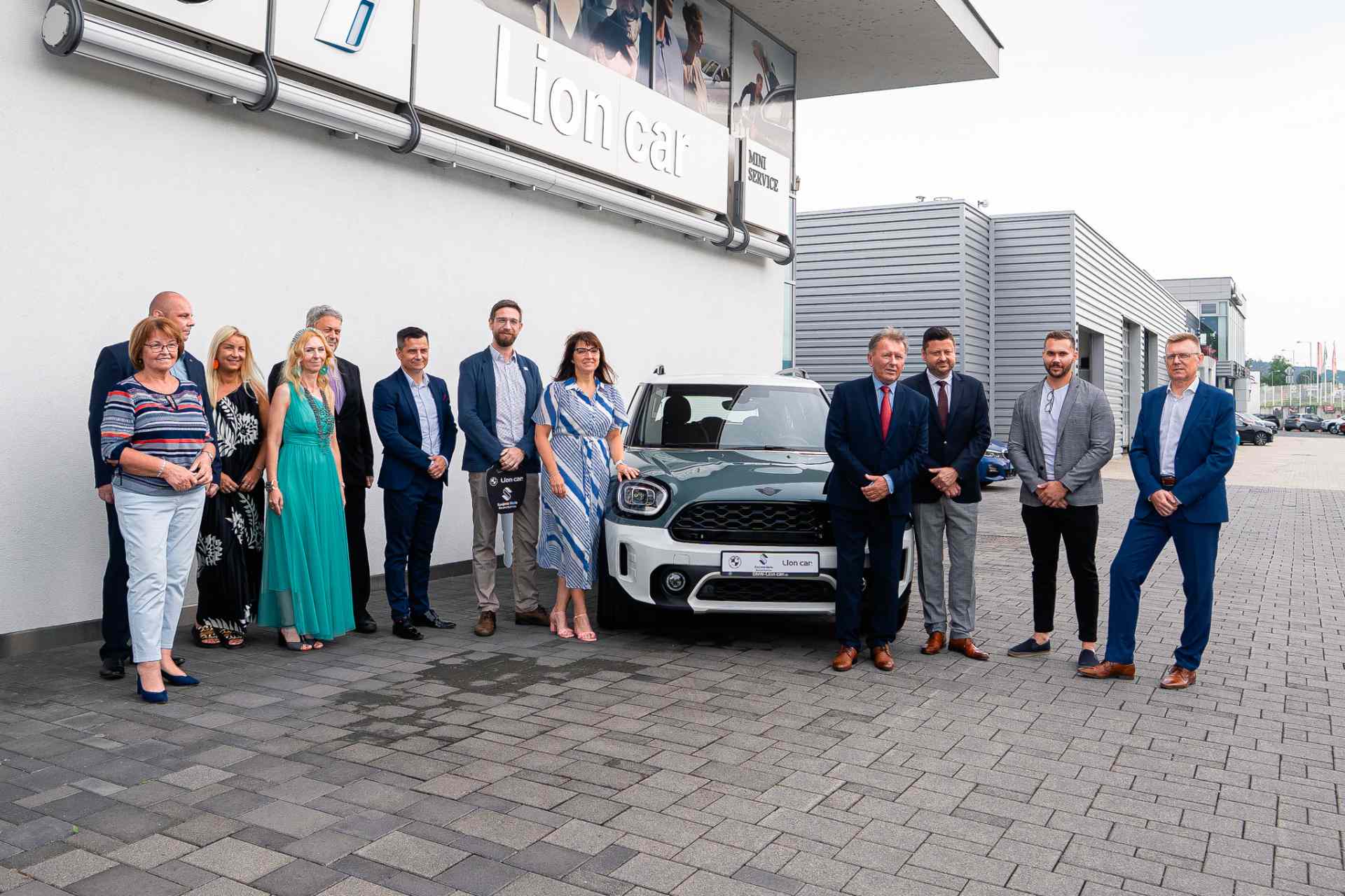 BMW Group na Slovensku podporuje odborné vzdelávanie automechanikov poskytnutím vozidla ako názornej vyučovacej pomôcky pre strednú školu v Banskej Bystrici