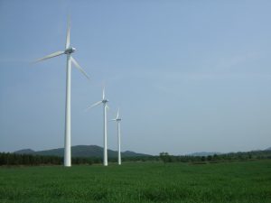 Emisie v Európe klesajú. Prečo napriek tomu klimatické opatrenia stále vyvolávajú odpor?