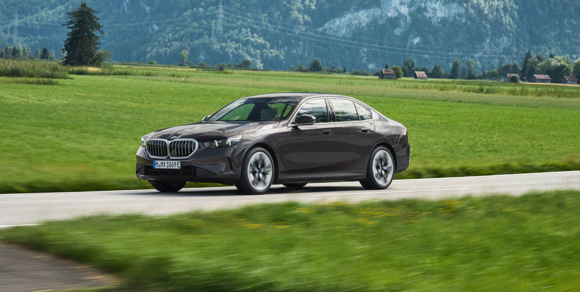 Zavŕšenie elektrifikácie: Nové BMW radu 5 Sedan je teraz dostupné aj s plug-in hybridnými pohonmi