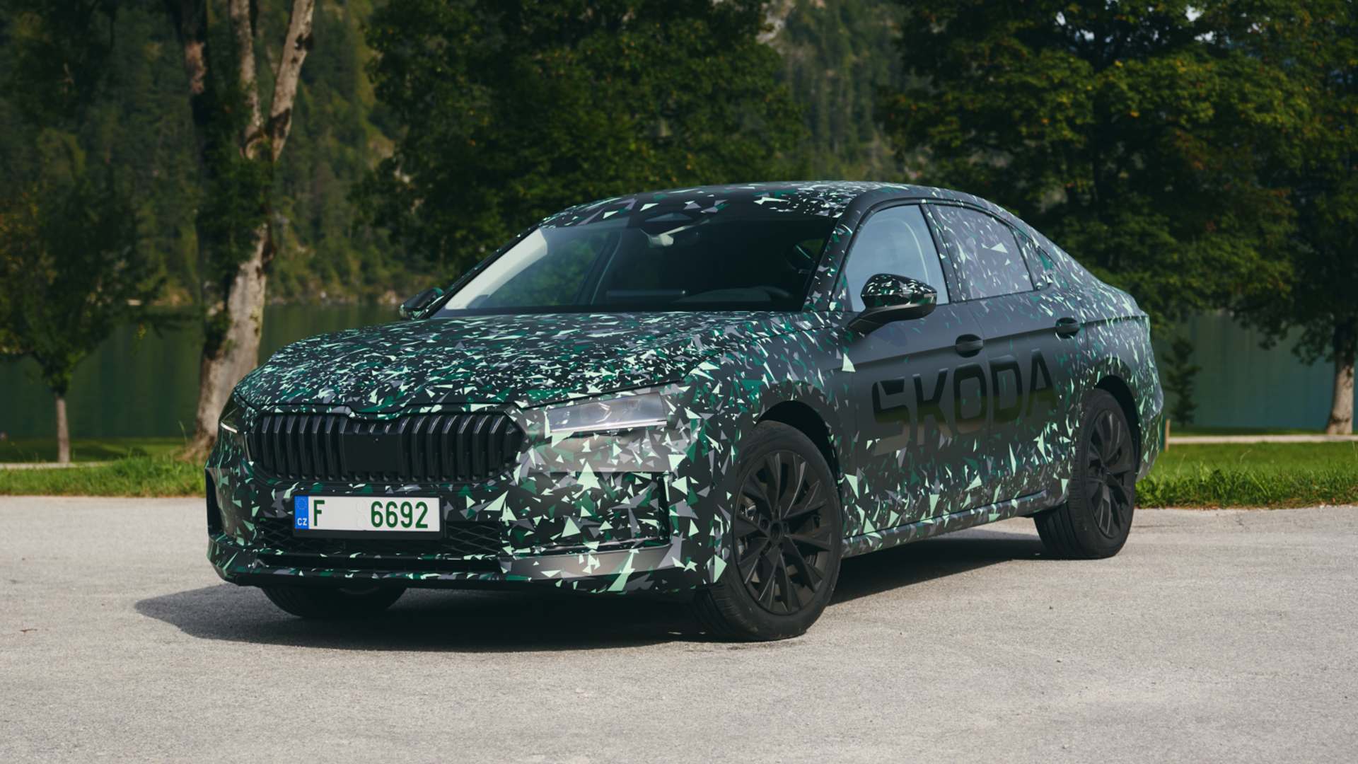 Štvrtá generácia modelu Škoda Superb bude k dispozícii aj ako liftback