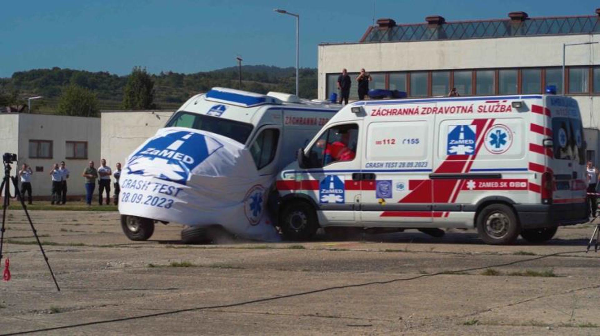 Crash testy sanitných vozidiel poukázali na riziká