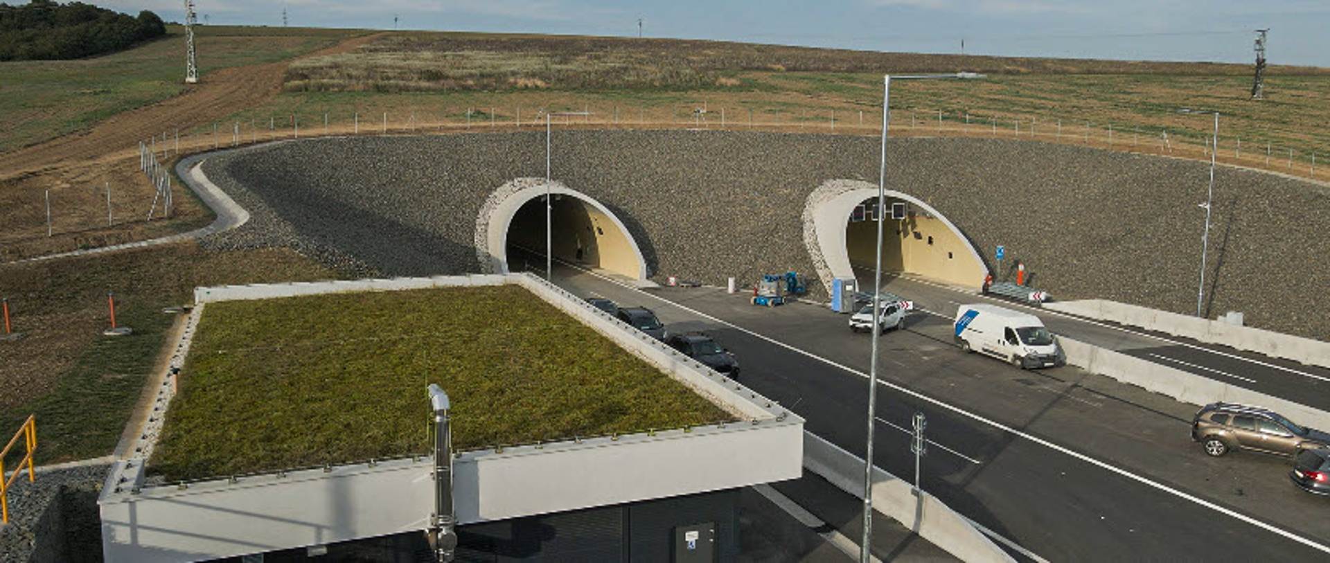 Zelená strecha na technickej budove