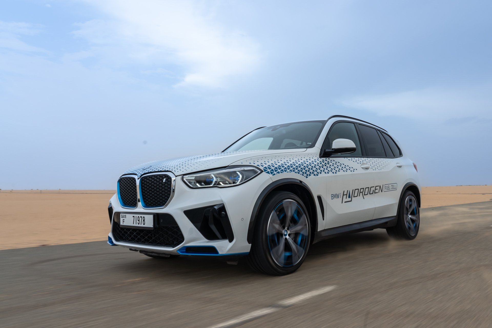 BMW iX5 Hydrogen a testovacie jazdy v púšti – vysoký výkon v extrémnych podmienkach