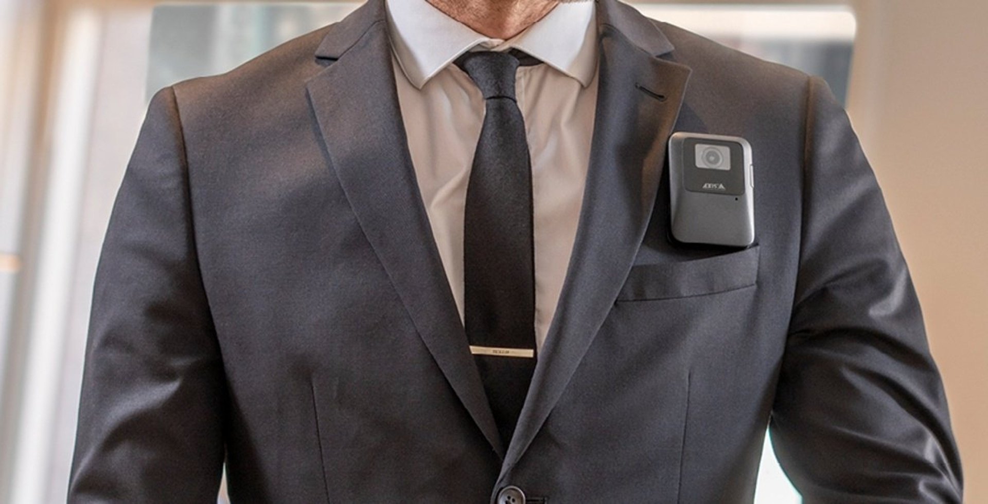 Axis rozširuje svoj systém nositeľných kamier – uvádza novú „kameru pre nás ostatných“ a set na vzdialenú aktiváciu