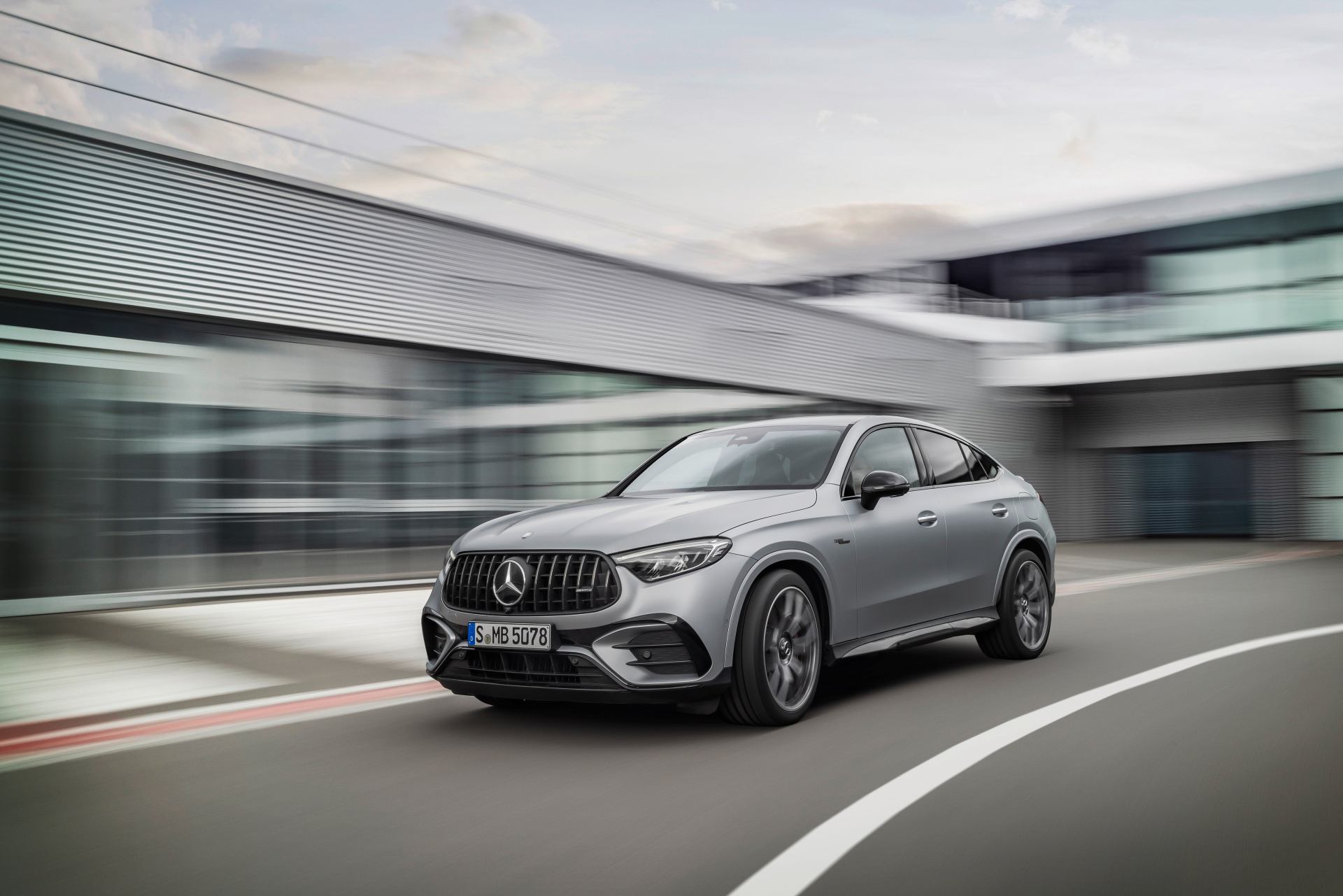 Nový Mercedes-AMG GLC kupé: štýlový dizajn sa snúbi so športovou dynamikou jazdy