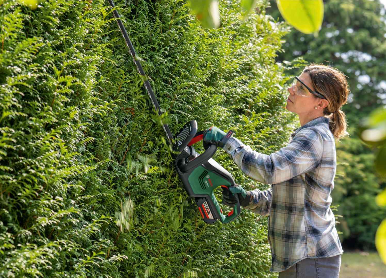 Nové akumulátorové záhradné náradie „36V Power for All“: Vysokotlakový čistič a nožnice na živý plot od Bosch