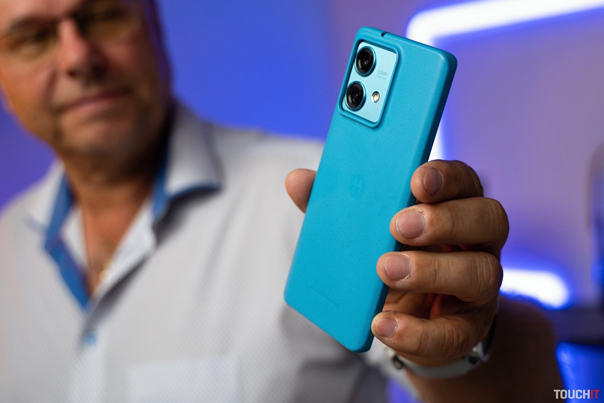 Prieskum spoločnosti Motorola o farebných a materiálových preferenciách zákazníkov pri výbere telefónu