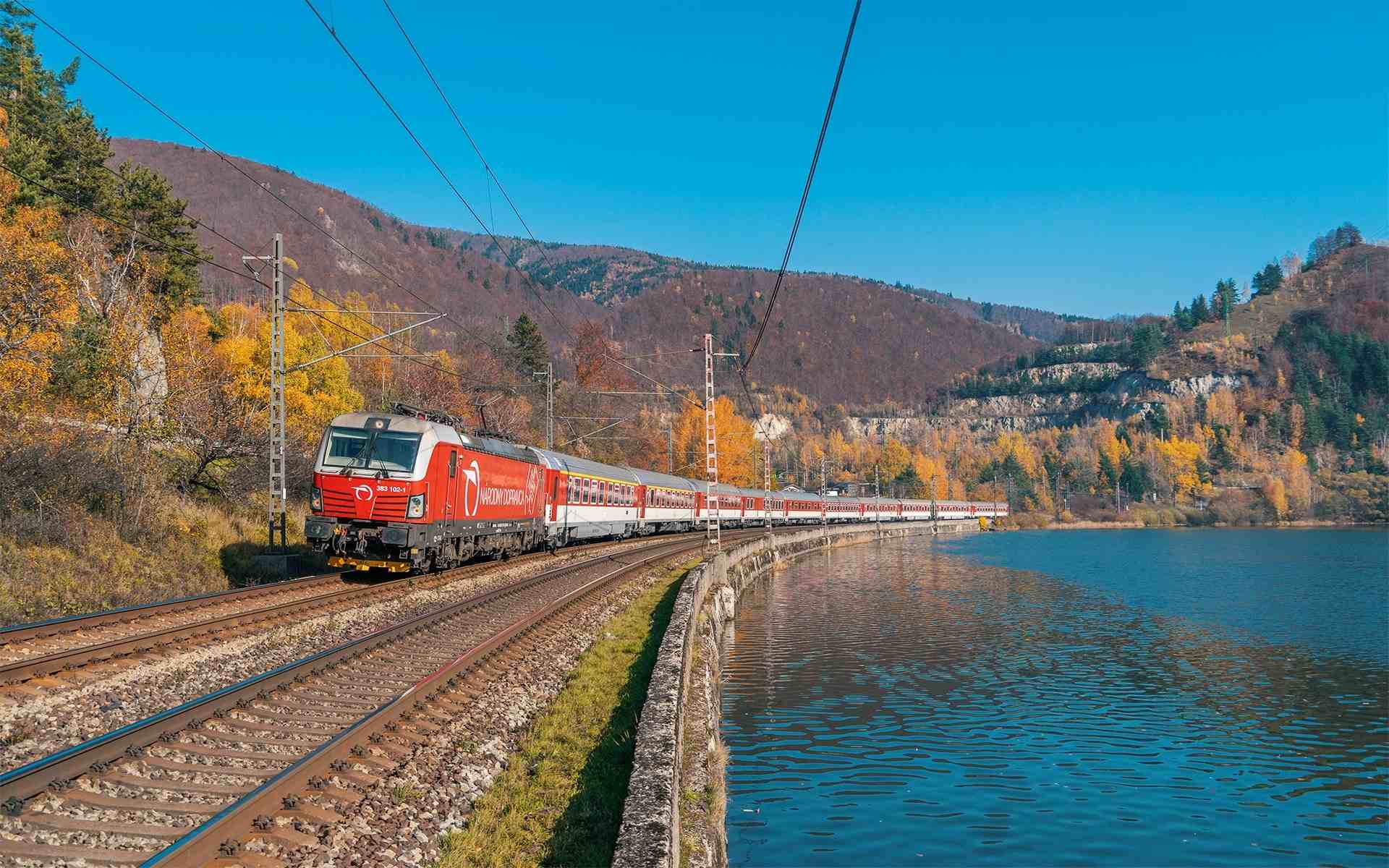 ZSSK na Dušičky posilní vlakovú dopravu o 42 vlakov, posilnené budú aj IC vlaky o 22 vozňov