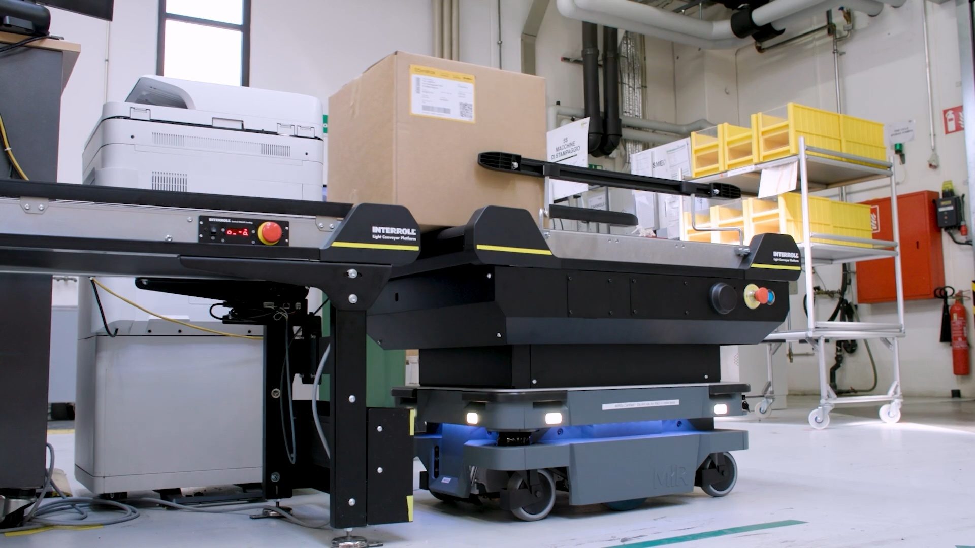 Interroll uvádza na trh modul dopravníka pre roboty MiR a optimalizuje tak vlastnú internú logistiku v nepretržitej prevádzke