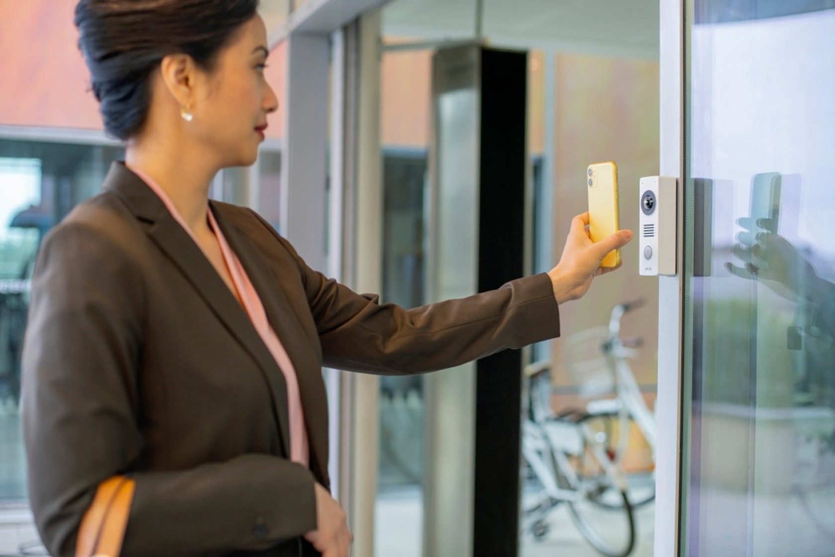 Axis uvádza nový IP interkom na použitie v exteriéri. Účinne zabezpečí dvere a jednoducho sa integruje