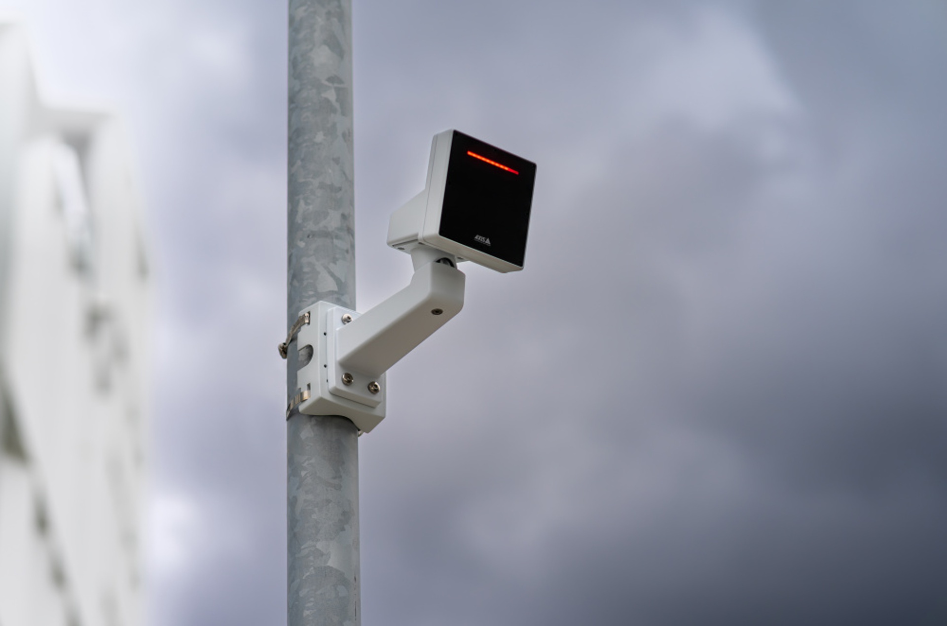 Spoľahlivá detekcia bez ohľadu na viditeľnosť. Nový 60GHz radar Axis zvládne monitoring dopravy a pohybu v oblasti